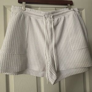 Lou & Grey White Textured Women Shorts